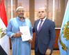 «خطوة
      جديدة
      نحو
      الاستقرار»..
      محافظ
      الغربية
      يسلّم
      4
      عقود
      تقنين
      لأراضي
      أملاك
      الدولة
      للمواطنين
      بعد
      استكمال
      الإجراءات
      القانونية