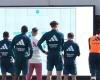 بالبلدي : صورة
      |
      مورينيو
      يستعين
      بحيلة
      جديدة
      قبل
      لقاء
      أتلتيكو
      مدريد
      في
      الدوري
      الإسباني