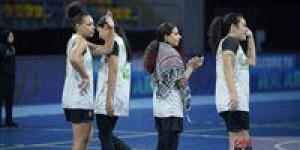 بالبلدي : لاعبات سبورتنج يرتدين الشال الفلسطيني قبل لقاء الأهلي في نهائي المرتبط