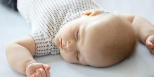 بالبلدي : وضعيات نوم الرضيع.. طبيب يكشف الطريقة الأنسب لطفلك