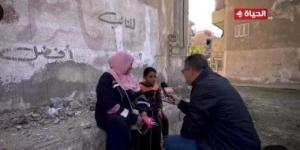 بالبلدي: كانت تنتظر أولادها أمام الدرس.. عمرو الليثي يجبر بخاطر أم ويهديها مبلغا ماليا