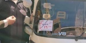 بالبلدي: 5 جنيهات.. حملة لوضع ملصقات بتعريفة ركوب موحدة على «التكاتك» بقري بيلا
