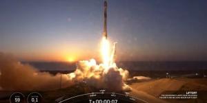 بالبلدي: SpaceX تطلق 21 قمرًا صناعيًا للإنترنت إلى المدار.. صور