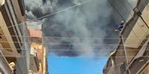 بالبلدي : حريق هائل يلتهم مخزن بلاستيك أعلى منزل بالإسماعيلية