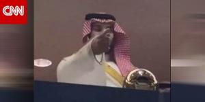 BELBALADY: السعودية.. فيديو إشارة من محمد بن سلمان ترفع مشجعا للمنصة بمباراة الهلال والنصر وتثير تفاعلا