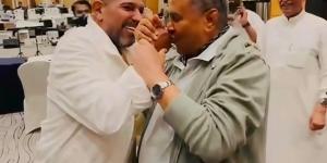 بالبلدي : فنان العرب محمد عبده يقبّل يد المايسترو هاني فرحات قائلاً: ”ونكيد العوازل بقى”