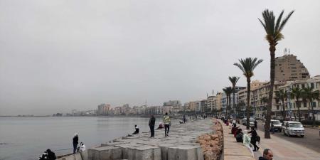 بالبلدي: أهالى الإسكندرية يستمتعون بحالة الطقس على الكورنيش مع ارتفاع درجات الحرارة