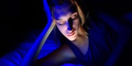 بالبلدي : الضوء الأزرق| تعرف على تأثيره على النوم.. وكيفية تخفيف الاضطراب