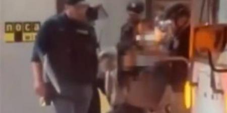 بالبلدي: الشرطة بجامعة أريزونا تخلع حجاب متظاهرة أثناء الاعتقالات | شاهد belbalady.net