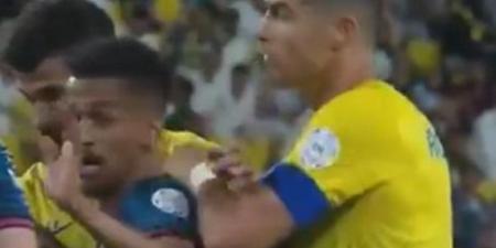 بالبلدي: شاهد.. رونالدو يضرب لاعب "الوحدة" ويسقطه أرضاً بالبلدي | BeLBaLaDy