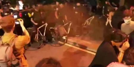 بالبلدي: فيديو .. اعتقالات وعنف الشرطة الأمريكية مع المتظاهرين belbalady.net