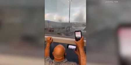 بالبلدي: إعصاران متوازيان في لقطة سريالية يوثقها سيّاح خارج مطار أمريكي.. شاهد ما حصل