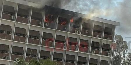 بالبلدي : 8 محتجزين و7 سيارات إطفاء.. السيطرة على حريق اندلع بمبنى كلية الطب بجامعة أسيوط | فيديو