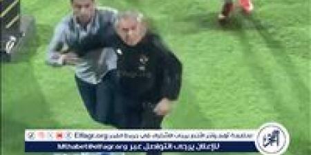 بالبلدي: بالفيديو.. جماهير الأهلي تهاجم كولر وتقذفه بالزجاجات