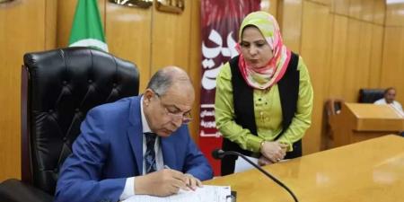 محافظ
      المنيا
      يؤكد:
      الالتزام
      بالجداول
      الزمنية
      للانتهاء
      من
      مشروعات
      مياه
      الشرب
      والصرف
      الصحي