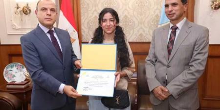 محافظ
      كفرالشيخ
      يُكرّم
      أبناء
      المحافظة
      الفائزين
      بالمركز
      الأول
      على
      مستوى
      الجمهورية
      في
      مسابقات
      التعليم