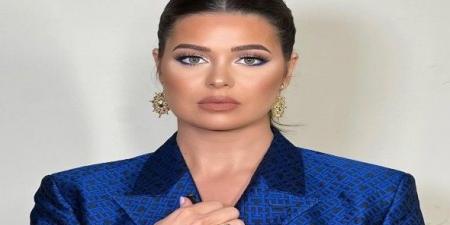 بالبلدي: عمرو
الليثي
يكرّم
يسرا
اللوزي
ويمنحها
درع
التميز
عن
"كان
ياما
كان"