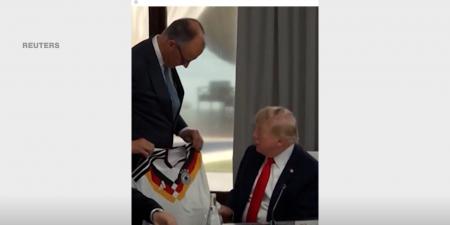 بالبلدي: تزامنا مع كأس العالم.. شاهد المستشار الألماني يهدي ترامب قميص منتخب بلاده
