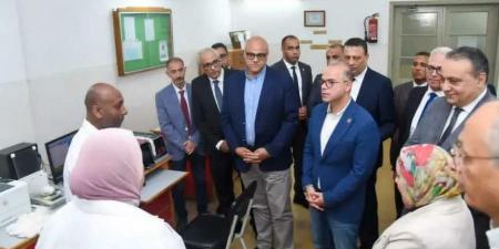 وزير
      الاستثمار
      ومحافظ
      الإسكندرية
      يبحثان
      تطوير
      هيئة
      التحكيم
      واختبارات
      القطن
      لتعزيز
      تنافسية
      الذهب
      الأبيض