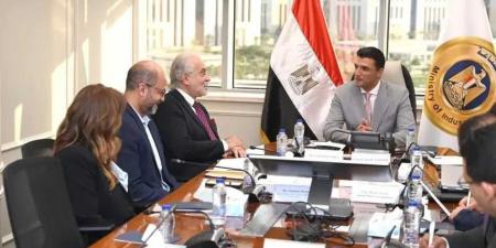 وزير
      الصناعة
      يبحث
      مع
      رئيس
      شركة
      يونيليفر
      بمنطقة
      شمال
      إفريقيا
      وبلاد
      الشام
      والعراق
      خطط
      الشركة
      المستقبلية
      بالسوق
      المصري