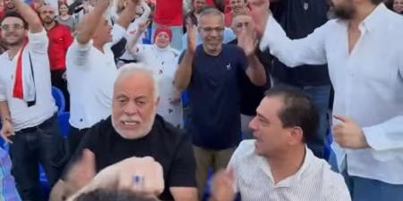 بالبلدي: أشرف
      زكي
      ونجوم
      الفن
      يحتفلون
      بالهدف
      الأول
      لمصر
      في
      نادي
      نقابة
      المهن
      التمثيلية