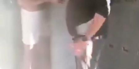 بالبلدي : على
طريقة
فيلم
«الفرن»..فيديو
الاعتداء
على
عامل
وتجريده
من
ملابسه
بالعاصمة
الإدارية