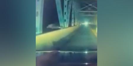 belbalady شاهد.. رجل يقفز من فوق جسر في محاولة يائسة للهرب من الشرطة