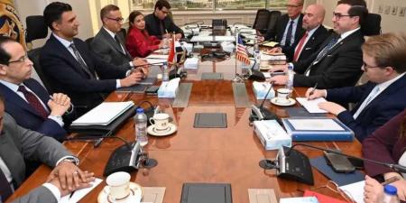 وزير
      الصناعة
      يبحث
      مع
      مساعد
      وزير
      التجارة
      الأمريكي
      لشؤون
      الصناعة
      والتحليل
      سبل
      تنمية
      وتطوير
      العلاقات
      المصرية
      الأمريكية