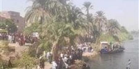 بالبلدي : والدته
حاولت
إلقاء
نفسها
حزنا
عليه..
طفل
يسقط
في
النيل
بعد
حادث
أعلى
كوبري
المرازيق