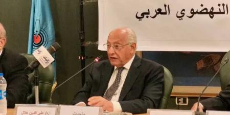 علي
      الدين
      هلال:
      بريطانيا
      وفرنسا
      مرمغوا
      رأسنا
      بالطين
      خلال
      الاحتلال..
      وثورة
      يوليو
      حققت
      استقلالا
      عسكريا
      وسياسيا