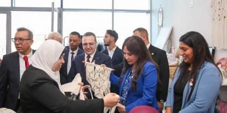 وزيرة
      الإسكان
      تزور
      مستشفى
      ”بهية”
      بمدينة
      الشيخ
      زايد