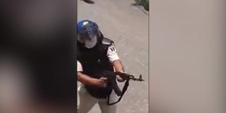 بالبلدي: أثار غضبًا.. إيقاف شرطي هندي عن العمل بعد إطلاق النار على حشد من المتظاهرين