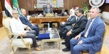 بالبلدي: محافظ
      المنوفية
      يلتقي
      وفدي
      مجلس
      الأمناء
      والآباء
      والمعلمين
      ونقابة
      التطبيقيين..
      اعرف
      التفاصيل