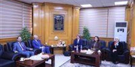 بالبلدي: رئيس
      جامعة
      المنيا
      يستقبل
      رئيس
      جامعة
      الأقصر
      ويبحثان
      تعزيز
      التعاون
      الأكاديمي