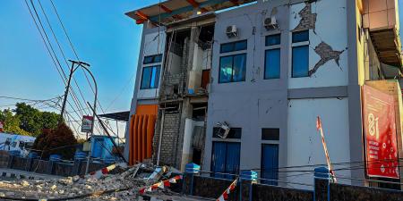 بالبلدي: زلزال بقوة 7.7 درجة يضرب إندونيسيا.. سكان يفرّون ومبانٍ تنهار وسط الهزات