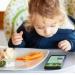 بالبلدي : مشاهدة التلفاز أثناء تناول الطعام.. خطر داهم يدمر صحة طفلك