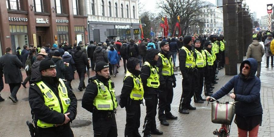 اعتقال معارضين لمسيرة نازية في لاتفيا (فيديو) بالبلدي | BeLBaLaDy