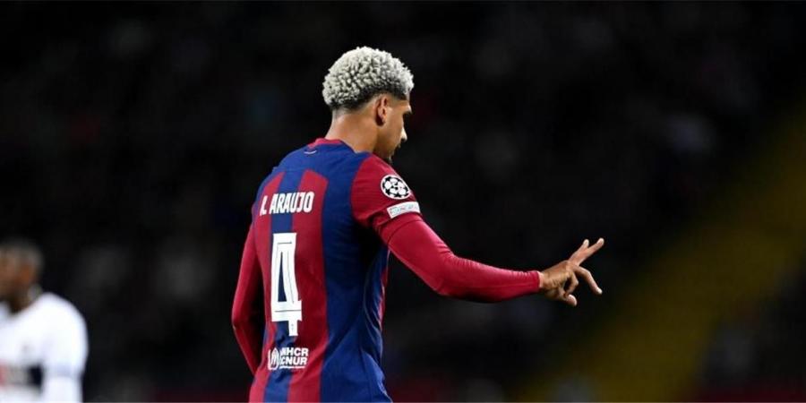 بالبلدي : ماذا تعني إشارة أراوخو بعد طرده في مباراة برشلونة وباريس سان جيرمان؟