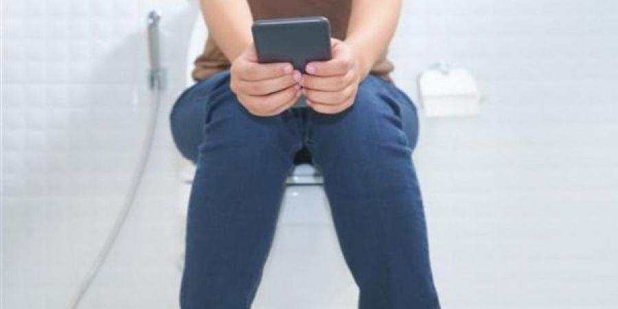 بالبلدي : سبب مثير للاشمئزاز.. لماذا يجب الامتناع عن استخدام الهاتف في المرحاض؟