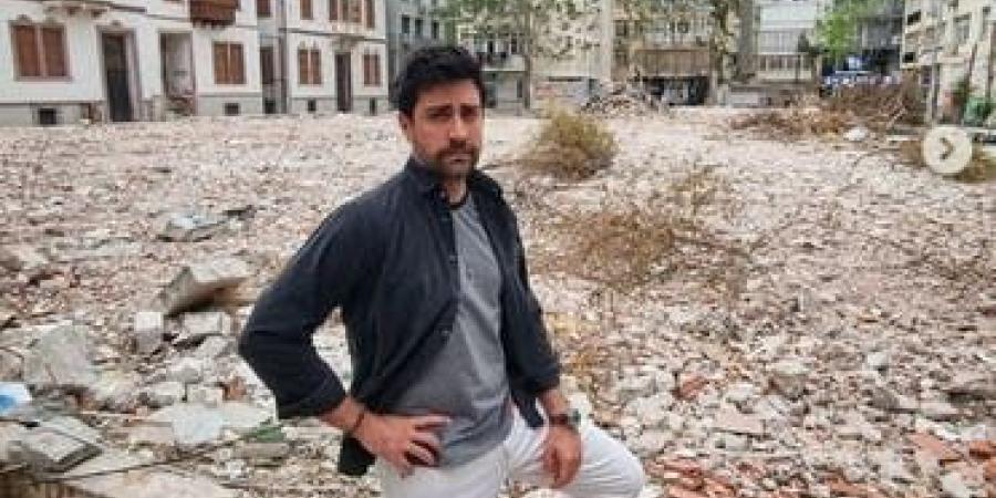 بالبلدي: تعرض للضرب بها.. فنان تركي شهير يشتري مدرسته ويهدمها