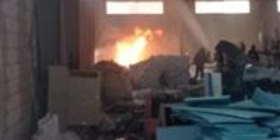 بالبلدي : الدفع بـ 4 سيارات إطفاء للسيطرة على حريق داخل مصنع كبريت بالحوامدية