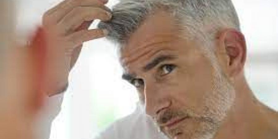 بالبلدي : أخصائية تكشف سبب ظهور الشعر الأبيض في سن مبكرة