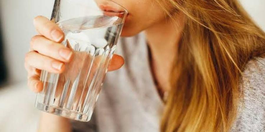 بالبلدي: الجفاف أقلها.. أضرار شرب الماء على الصحة خلال فصل الصيف