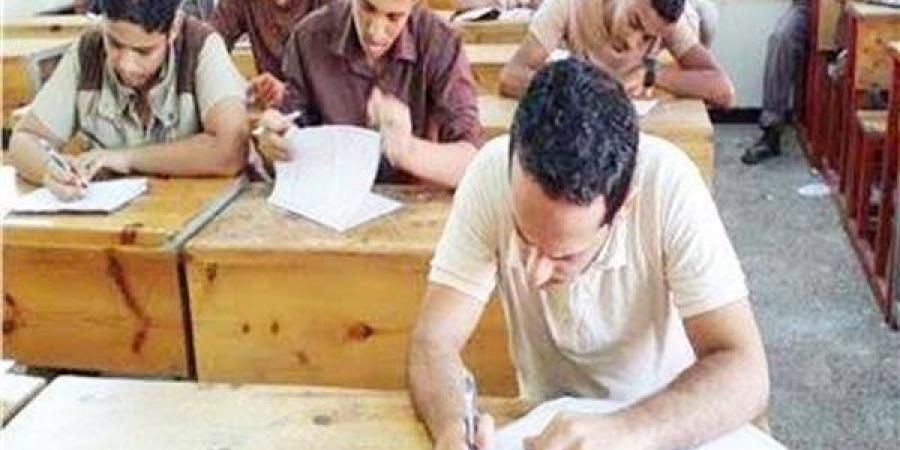 بالبلدي : تفاصيل ضبط طالبين بالثانوية استخدما سماعة أذن للغش بامتحان اللغة العربية | بث مباشر