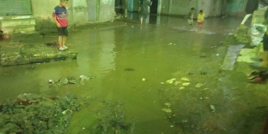 بالبلدي: سحب تراكمات مياه الصرف بشوارع قرية أبجيج في الفيوم
