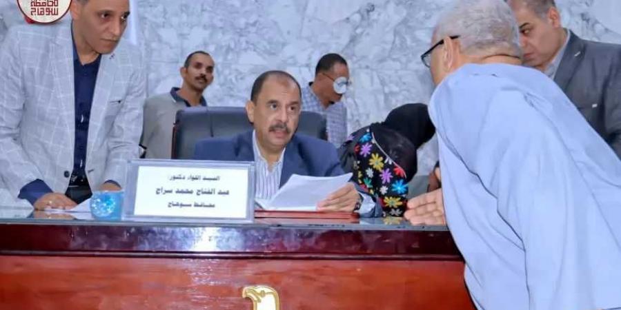 محافظ
      سوهاج
      يعقد
      اللقاء
      الجماهيري
      الأسبوعي
      للاستماع
      إلى
      شكاوى
      وطلبات
      المواطنين