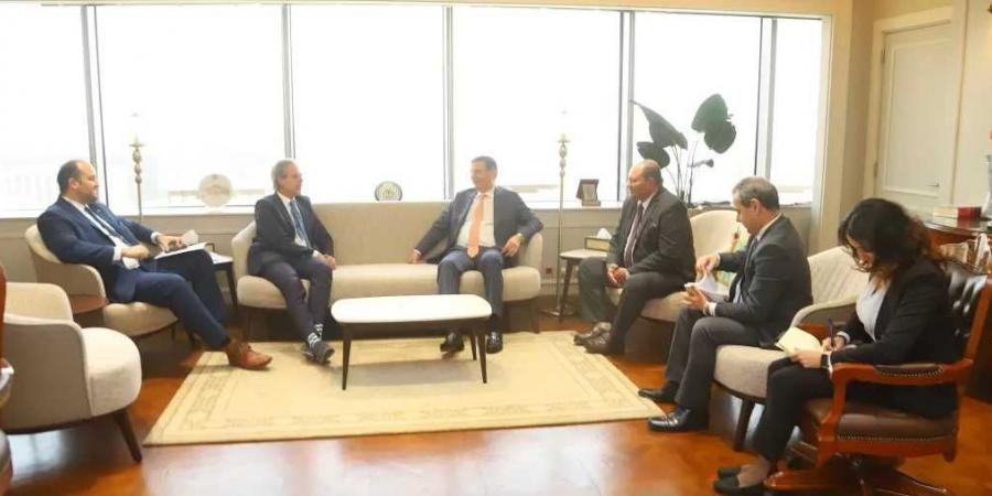 وزير
      الزراعة
      يستقبل
      المستشار
      الزراعي
      الهولندي
      لبحث
      سبل
      تعزيز
      التعاون
      المشترك