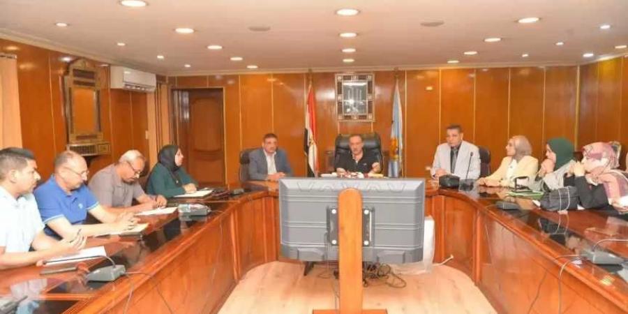 محافظ
      أسيوط
      يعقد
      اجتماعًا
      لبحث
      الاستعدادات
      لتنفيذ
      مبادرة
      ”سكن
      كريم”
      بقرى
      ”حياة
      كريمة”
      بحضور
      مسئولي
      دار
      الهندسة