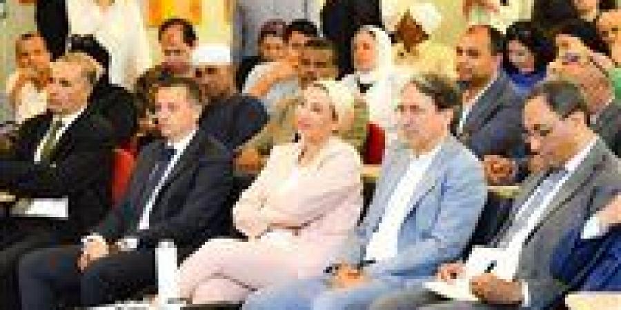 بالبلدي: وزيرة
      البيئة
      تشارك
      فى
      احتفالية
      أبطال
      المناخ
      من
      المزارعين
      المصريين