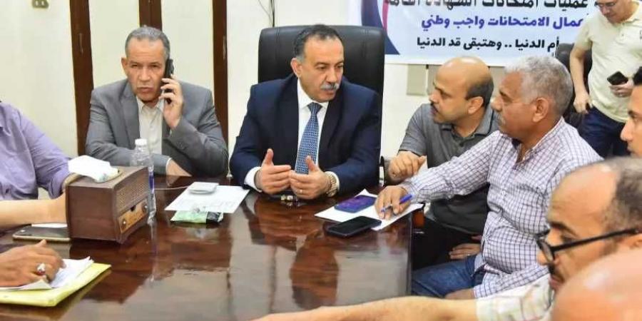 محافظ
      أسيوط
      يتابع
      فتح
      لجان
      امتحانات
      الثانوية
      العامة
      من
      غرفة
      عمليات
      مديرية
      التربية
      والتعليم